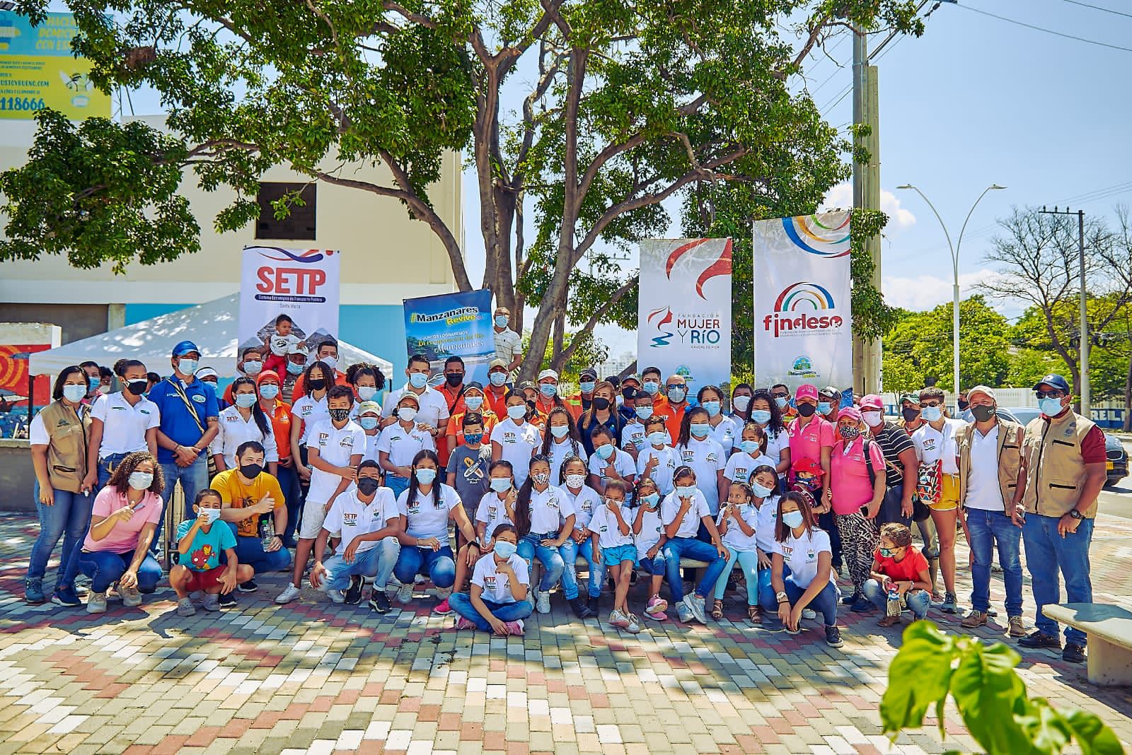 Grupo de personas reunidas durante la siembra